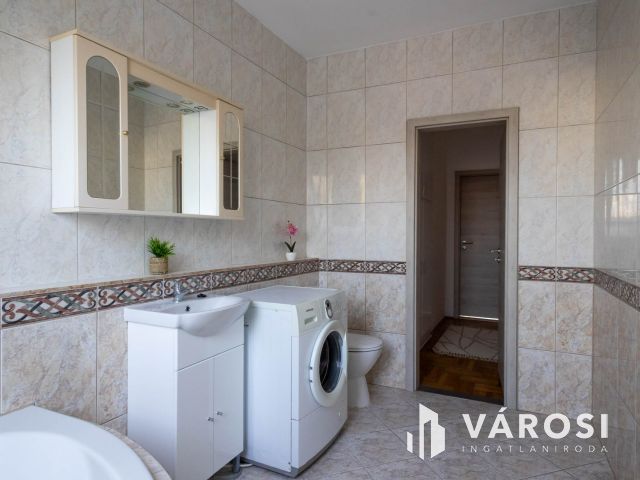 Nagyerdő egyik legjobb utcájában belső kétszintes lakás