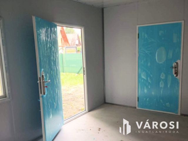 Közműves telek mobilházas tárolóval Szanazugban!