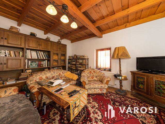 Teljesen önellátó tanya két lakóépülettel