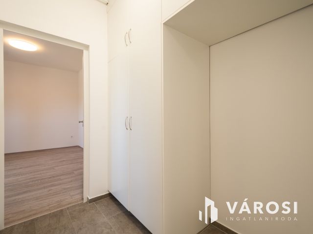 Eladó nappali + 2 hálós + autó beállós, újszerű lakás Gödön