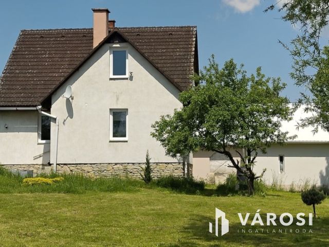 Patakparti családi ház a Magas-Bakonyban