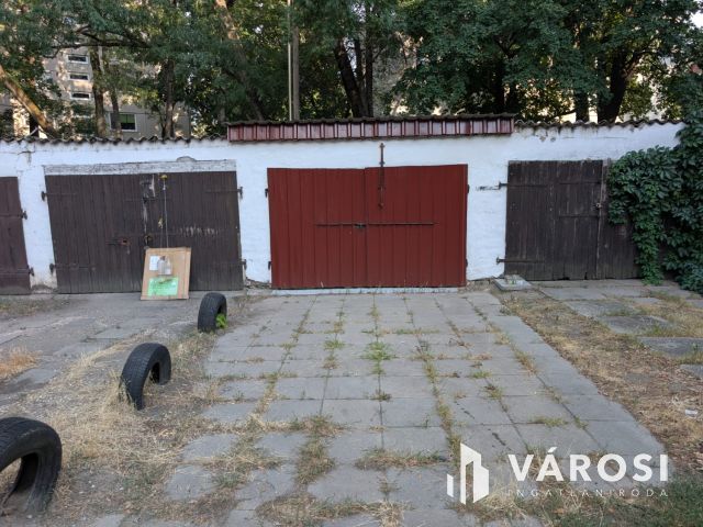 Garázs Újszegeden lakás opcióval!