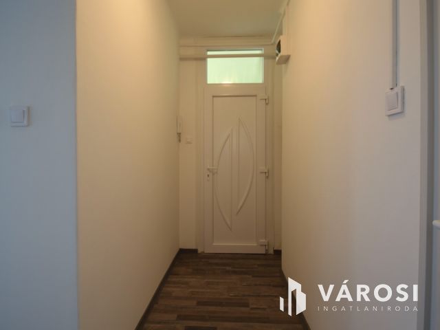 Kazinczy lkt.-en, 4. emeleti, 40 m2 tégla lakás kiadó.